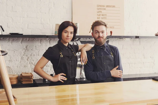 Masculino e feminino bartenders em uniforme de café — Fotografia de Stock