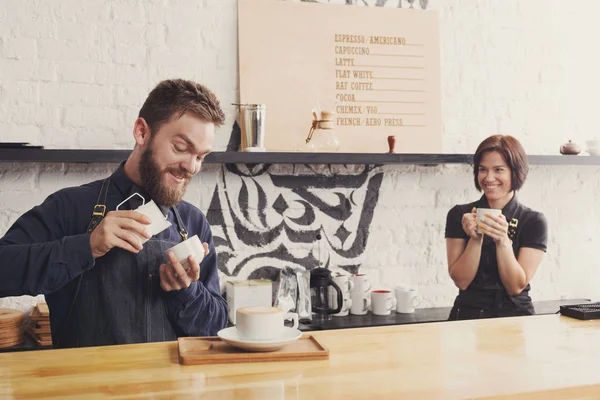 Bartenders masculinos e femininos preparando café fresco — Fotografia de Stock