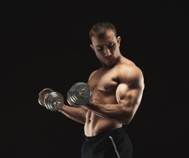 Dumbbell aidatı çıplak kas vücut ile güçlü atletik erkek