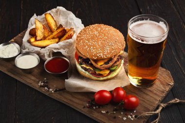 Fast food restoran yemek. Hamburger ve patates dilimleri