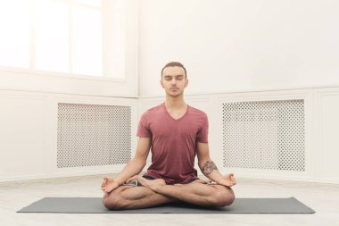 Genç adam pratik yoga, meditasyon poz sakin ol