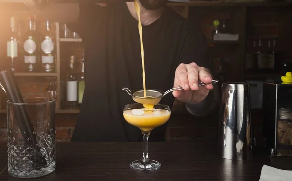 Manos de barman preparando cóctel en el mostrador del bar — Foto de Stock