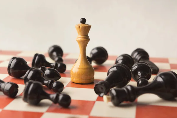 White chess queen beats blacks on chessboard — Stock Photo, Image