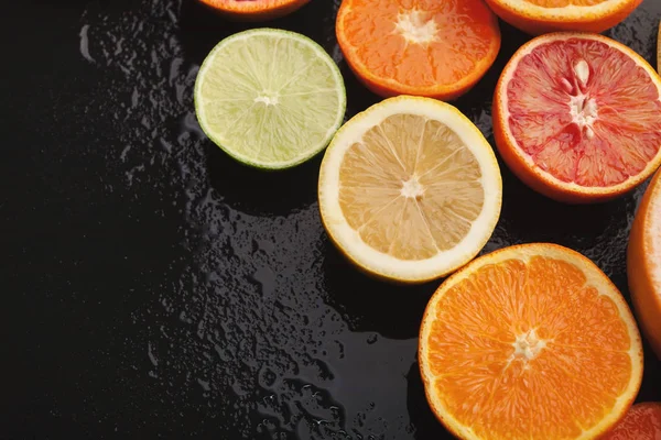 힙 citruses와 검은 배경에 주스 유리 — 스톡 사진