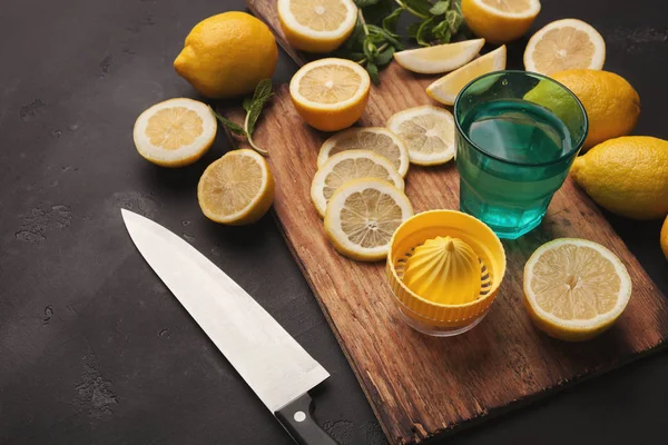 Yapımı limonata evde, malzemelerin üzerine beyaz ahşap masa