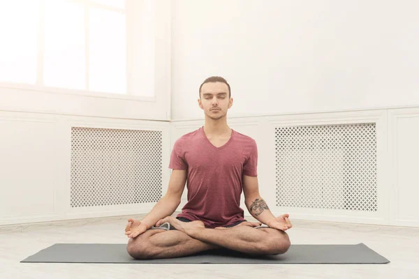 Genç adam pratik yoga, meditasyon poz sakin ol — Stok fotoğraf