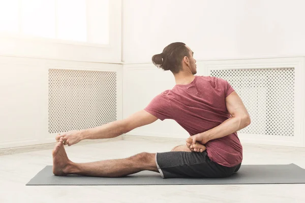 Fitness man på benen stretching utbildning — Stockfoto