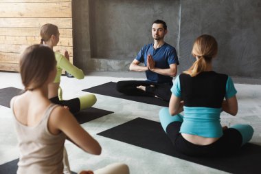 Yoga eğitmeni fitness Club ile grup