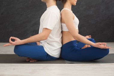 Genç çift meditasyon birlikte, arka arkaya