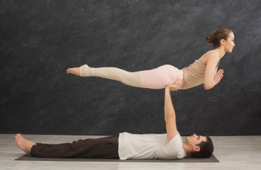 Genç çift acroyoga mat birlikte pratik