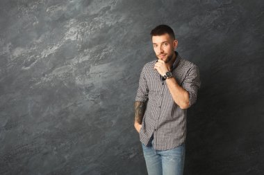 Stüdyoda poz veren yakışıklı adam.