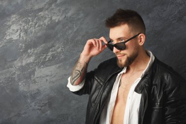 Stüdyoda poz veren yakışıklı adam.