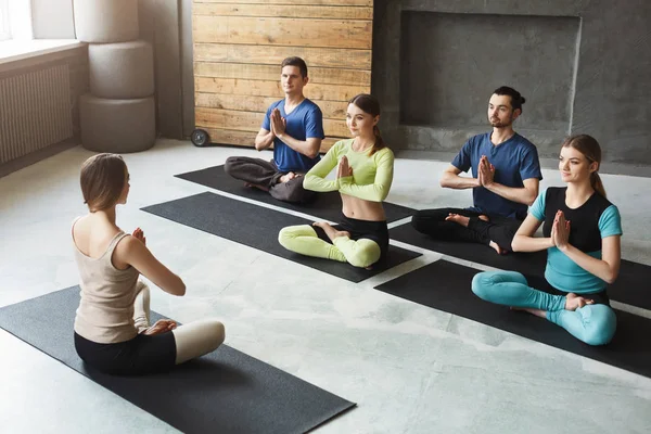 Grupo con instructor de yoga en gimnasio — Foto de Stock