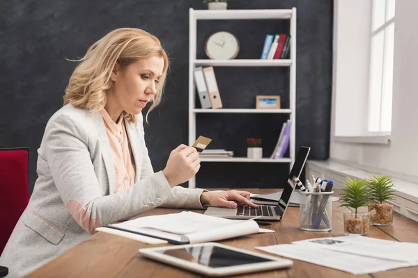 Geschäftsfrau am Arbeitsplatz telefoniert und kauft online ein — Stockfoto