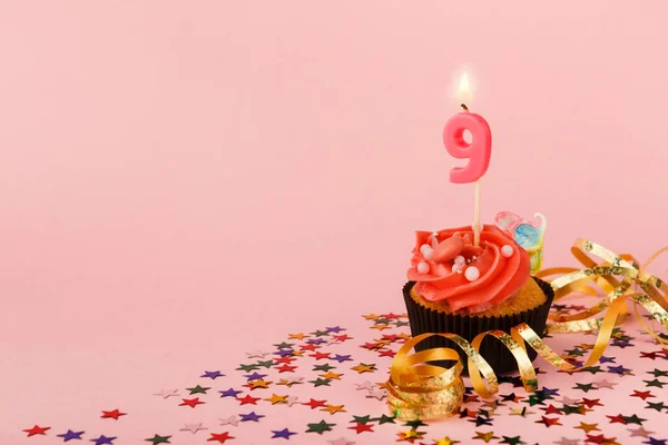 아홉째 생일 컵 케 익 촛불와 스프링 — 스톡 사진