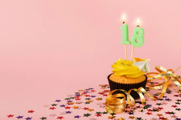 Achttiende verjaardag cupcake met kaars en hagelslag — Stockfoto