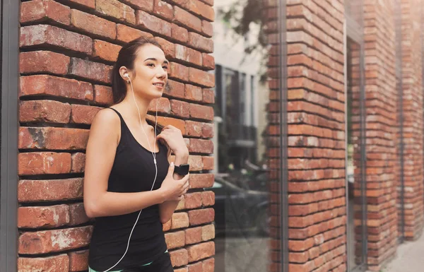 Mujer Deportiva Joven Usando Reloj Inteligente Escuchando Música Pie Fondo — Foto de Stock