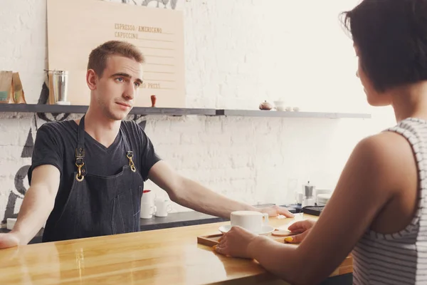 Barman conversando com o convidado e servindo café — Fotografia de Stock