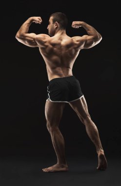 Tanınmayan adam güçlü sırt kasları closeup gösterir