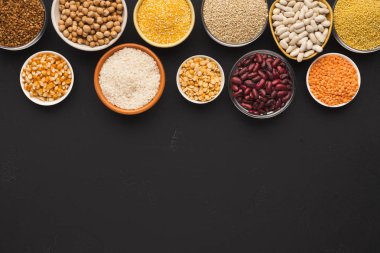 Çeşitli gluten ücretsiz kabuğu çıkarılmış tane kopya alanı siyah zemin üzerine
