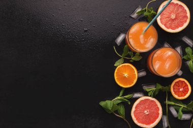 Taze narenciye suyu evde, malzemelerin üzerine siyah tablo yapma