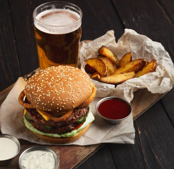 Fast food restaurant dish. Hamburger and fries wedges — Stock Photo, Image