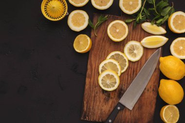 Yapımı limonata evde, malzemelerin üzerine beyaz ahşap masa