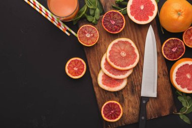 Turuncu, yukarıdan kesti. Sulu arka plan