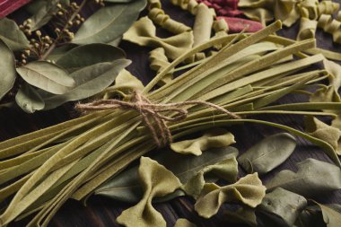 Ahşap arka plan üzerinde çeşitli İtalyan yeşil pasta