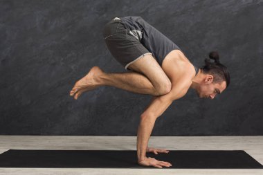 Esnek delikanlı ellerinde ayakta