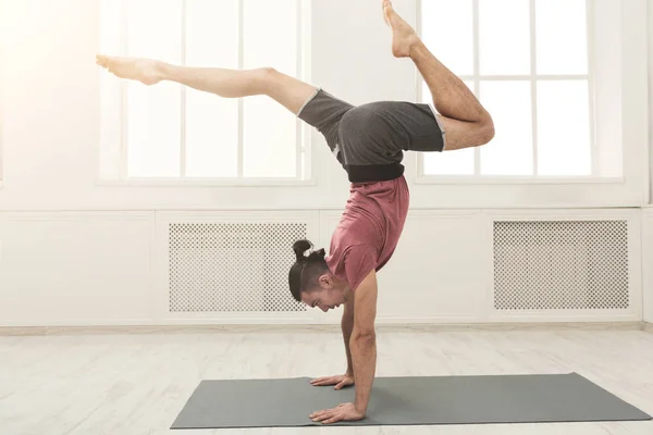 Joven hombre flexible de pie en las manos — Foto de Stock