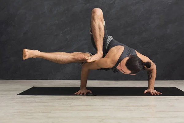 Joven hombre flexible de pie en las manos — Foto de Stock