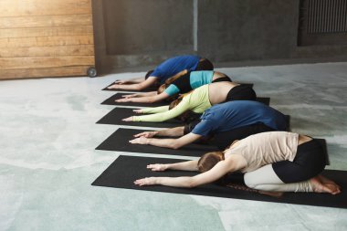 Genç kadın ve erkek yoga sınıfındaki rahatla meditasyon poz