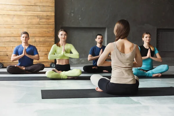 Grupo con instructor de yoga en gimnasio — Foto de Stock