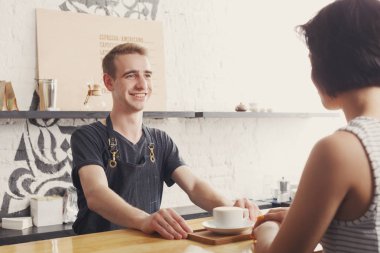 Konuk ile sohbet ve kahve servisi barmen