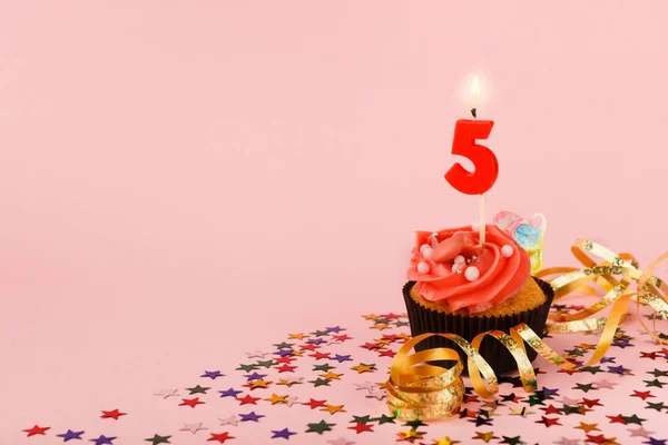 Quinto cupcake compleanno con candela e spruzzi — Foto Stock