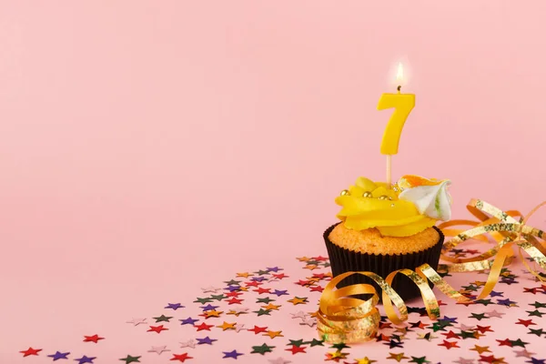 Carrossel Bolo De Aniversário Rosa - Fotografias de stock e mais