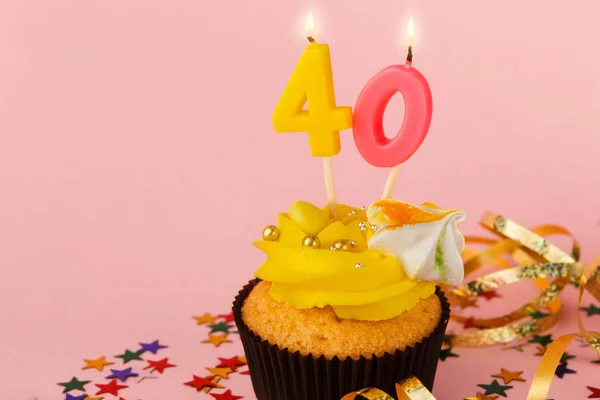 Veertig verjaardag cupcake met kaars en hagelslag — Stockfoto