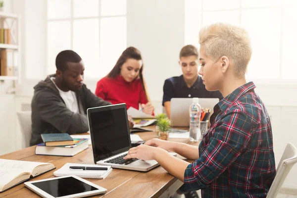 Donna che utilizza il computer portatile in ufficio moderno — Foto Stock