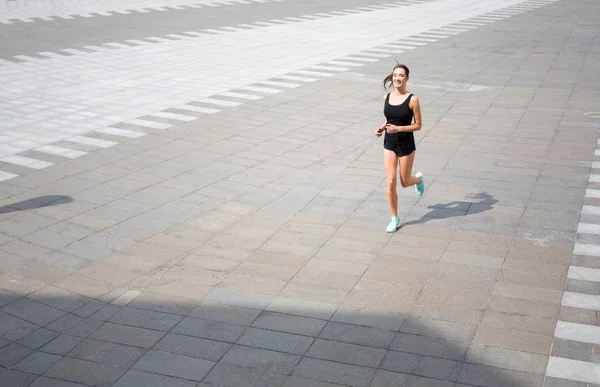 Mujer joven corriendo en el espacio de copia de la ciudad —  Fotos de Stock