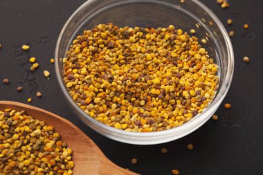 Boel siyah arka plan üzerine polen granül