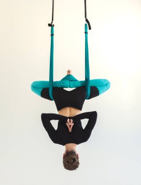 Beyaz arka plan üzerinde sinek yoga uygulamak kadın