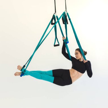 Beyaz arka plan üzerinde sinek yoga uygulamak kadın