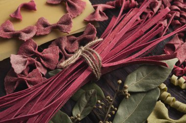 Ahşap arka plan üzerinde çeşitli İtalyan kırmızı makarna