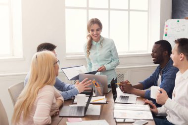 İş görüşmesi. Genç takım modern ofis