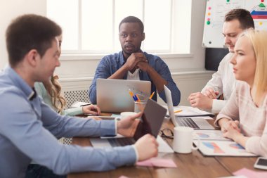 İş görüşmesi. Ofiste çok ırklı takım