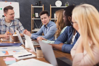 Genç takım projesinde modern ofis tartışıyor