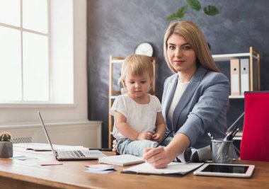 Notları yazarken holding bebek genç anne