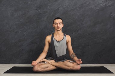 Genç adam pratik yoga, meditasyon poz sakin ol