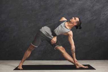 Ellerde ve spor salonunda germe adam